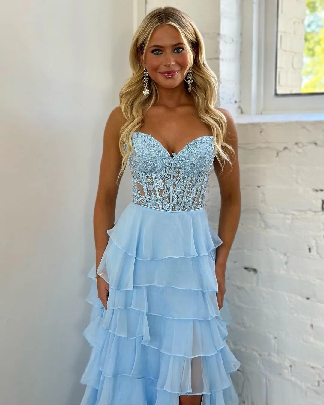 Elegant Ruffle Tiered Chiffon Prom Dresses Lace Applique Strapless Side Split Ball Gown Formal Evening Gown